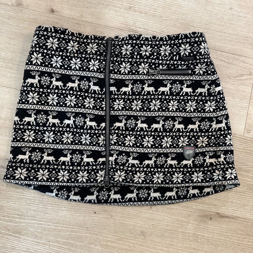 Black and White Mini Skirt with Nordic Pattern for Casual Wear